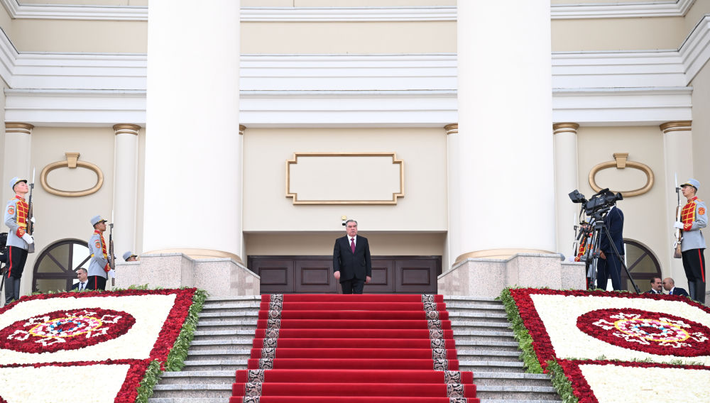 图片快讯｜习近平在杜尚别出席塔吉克斯坦总统拉赫蒙举行的欢迎仪
