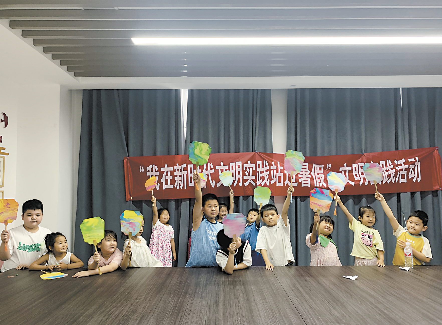 社区美术活动丰富孩子暑期生活