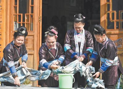 侗歌婉转 蜡染多彩 侗寨迎客来_新闻频道