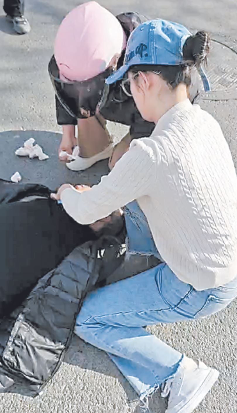 白衣护士跪地救人素手扶危彰显大义
