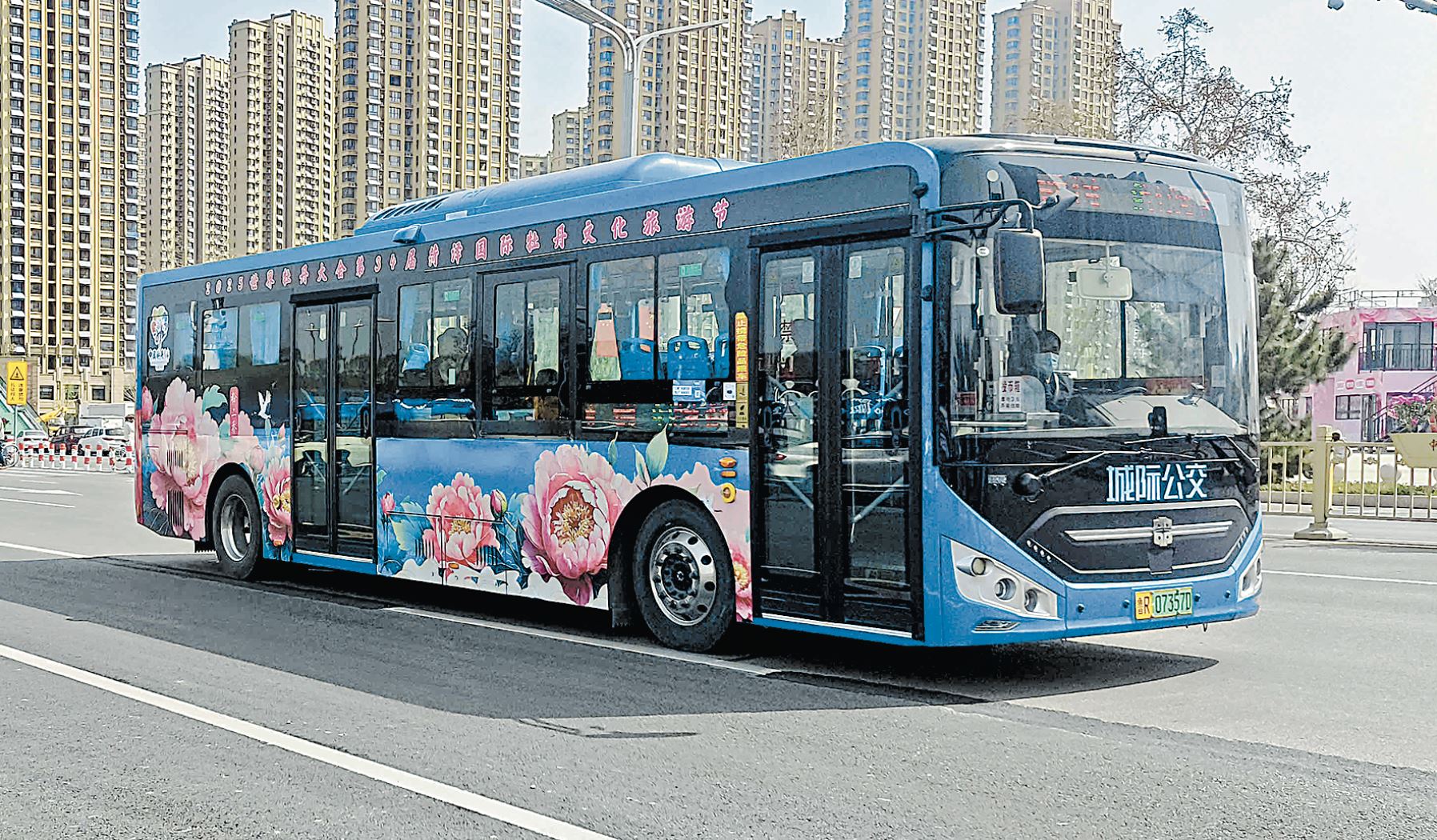 38辆“牡丹花车”盛迎宾客