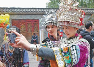 近距离感知中国文化的魅力（外国游客感受“中国之美”）_新闻频道