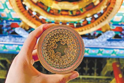 上市近一年，销量超十四万件 藻井冰箱贴吸睛又“吸金”_新闻频道