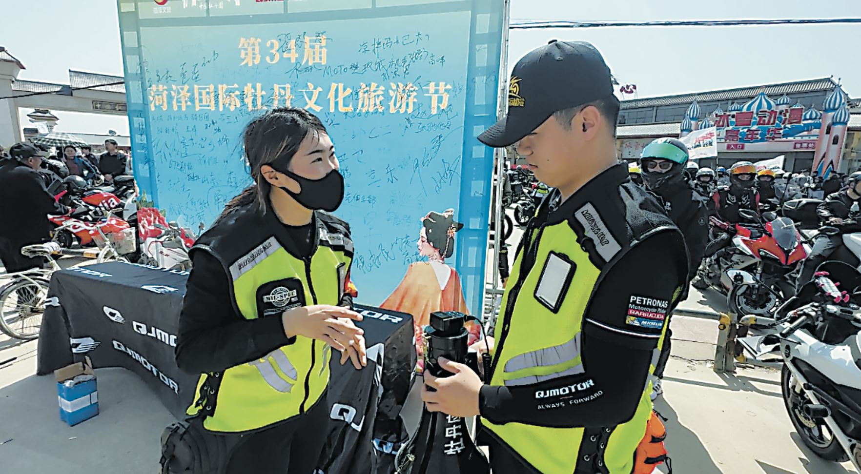 一城牡丹正当时 两千摩友逐香至
