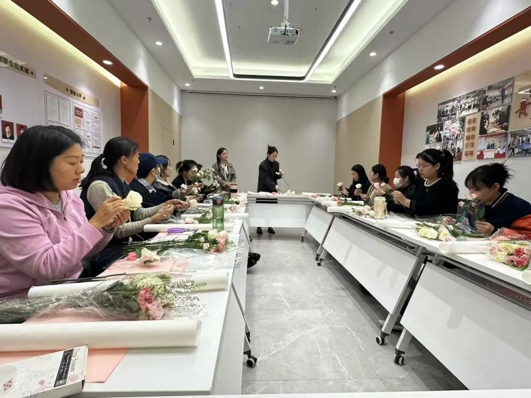 白天上班，晚上学艺！夜校为何在年轻人里火出圈？_新闻频道