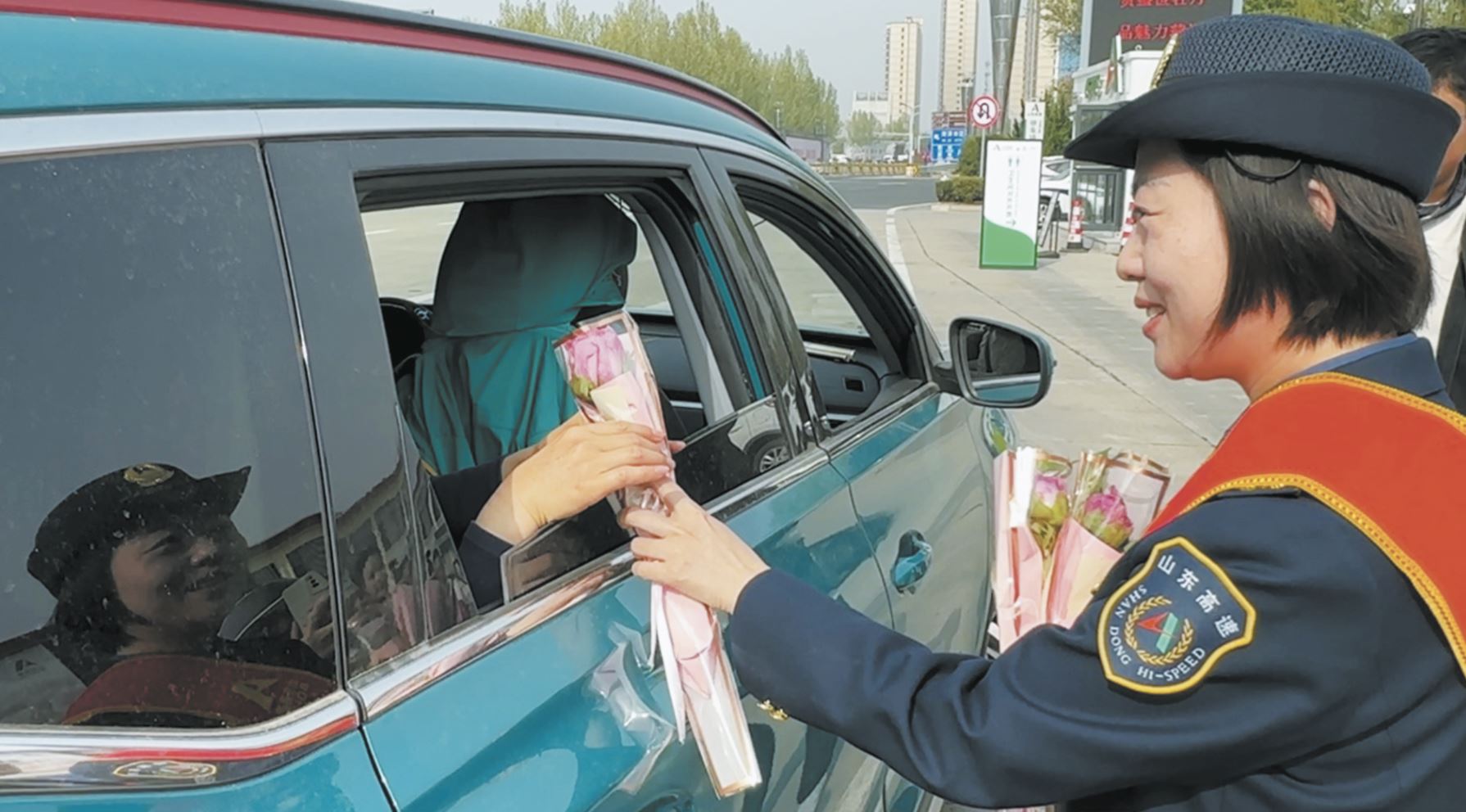 菏泽高速口“花漾”迎宾暖客心