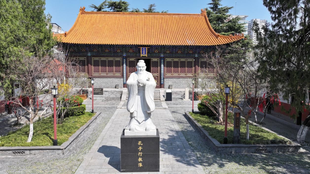 宿迁孔庙大成殿前的孔子像。孙旭晖 摄