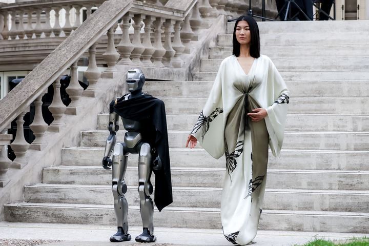 财经聚焦丨AI遇到时尚，中国服装业开启“趣”与“美”_新闻频道