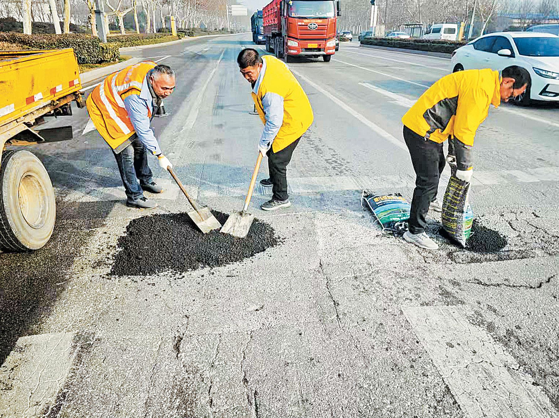 城区90余处坑洼路面完成修复
