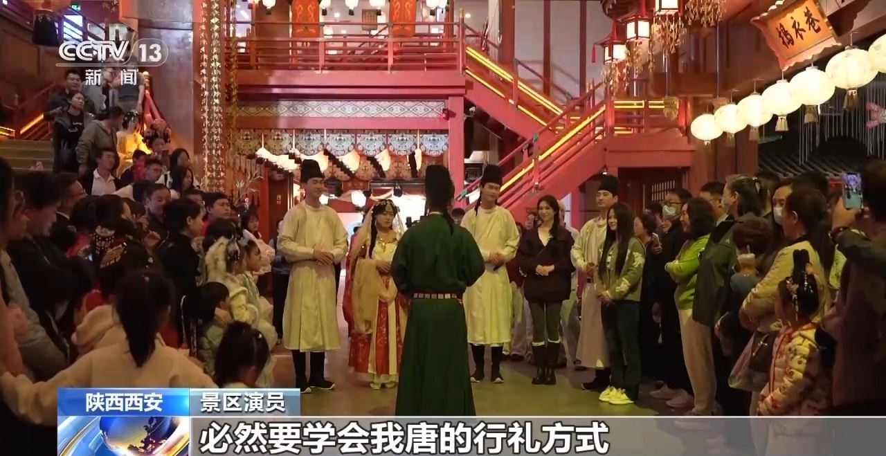看唐代杂耍、和“李白”聊天 沉浸式演艺策划师这样创作节目_新闻频道