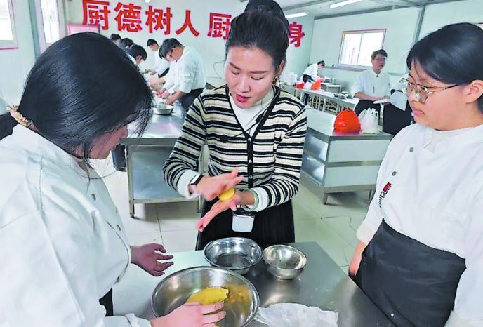 巧手做桃酥 暖香迎元旦