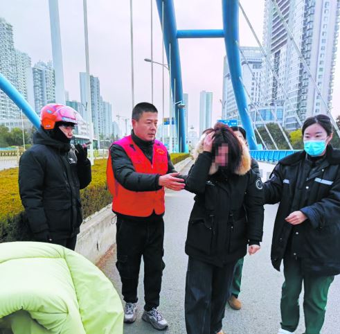 市委编办志愿者遇事故伸援手