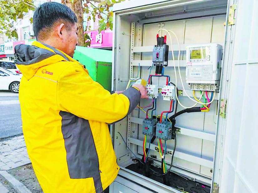 路灯早开晚关各20分钟 暖心护航师生出行