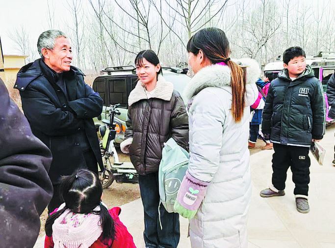 寒冬家访路，温情暖童心