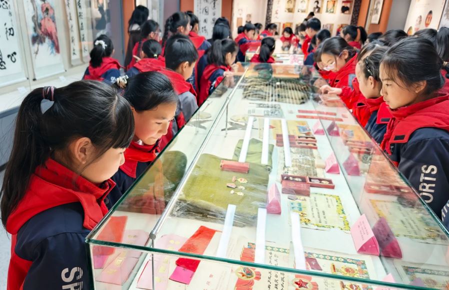 感受历史厚度 传承红色基因