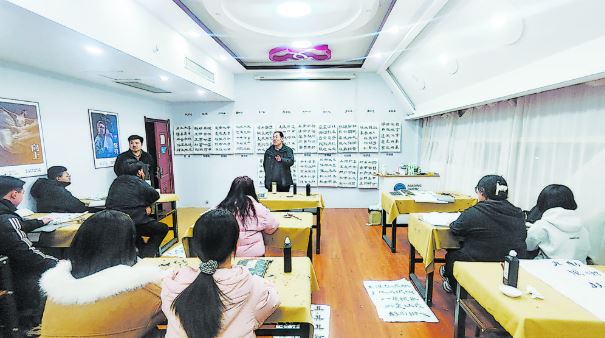 退而不休，倾心播撒家庭教育“及时雨”