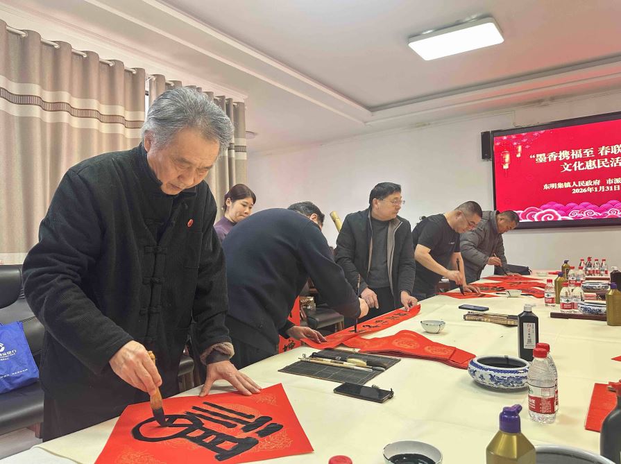 墨香携福至 春联送暖来