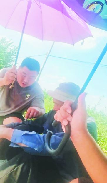 老人中暑昏迷，两位热心人紧急救助