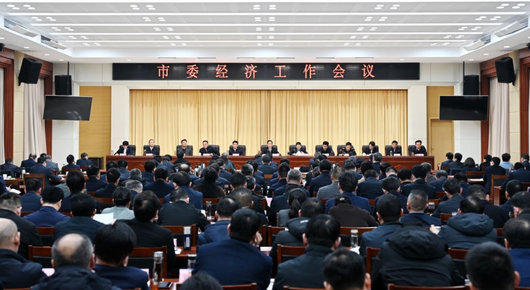发展的力量，源于心无旁骛——读懂“三个紧盯”