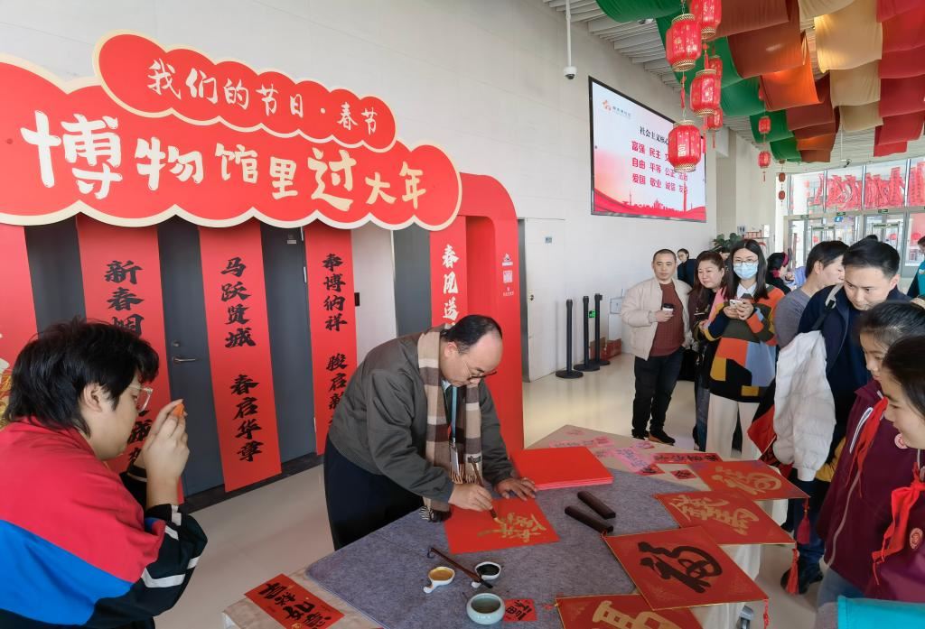 “超级春节假期”文旅市场热气腾腾_新闻频道