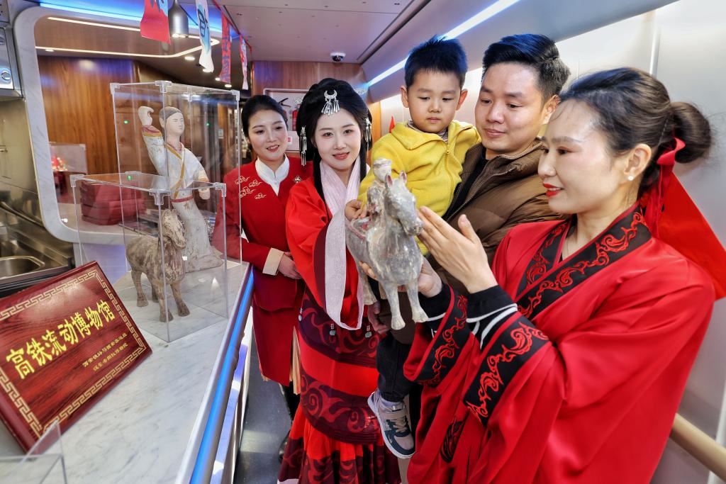 从“流动中国”到“文化中国”：看铁路春运里的文化传承与创新_新闻频道