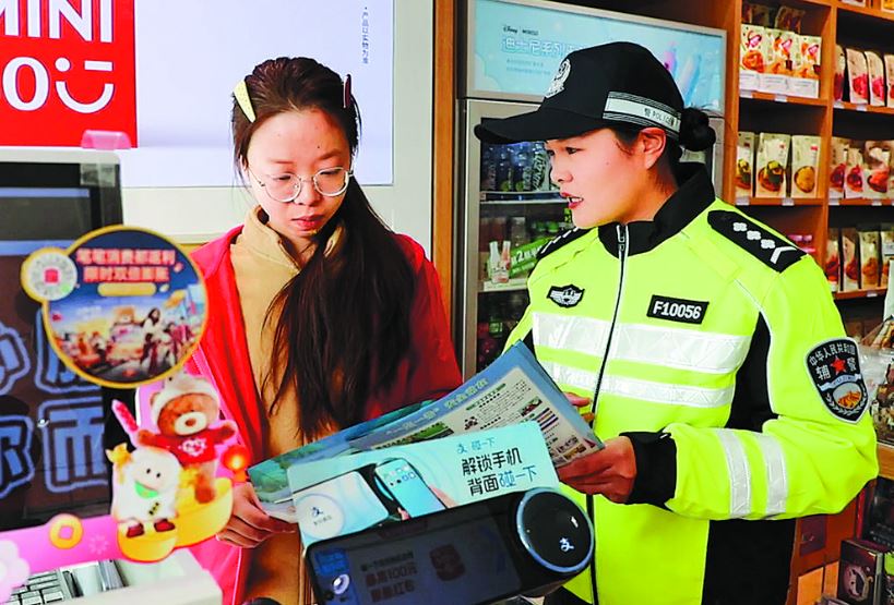 民警开展交通安全宣传