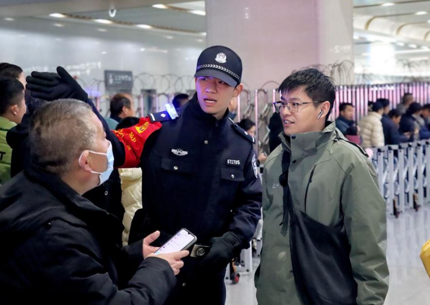 菏泽东站民警暖归途