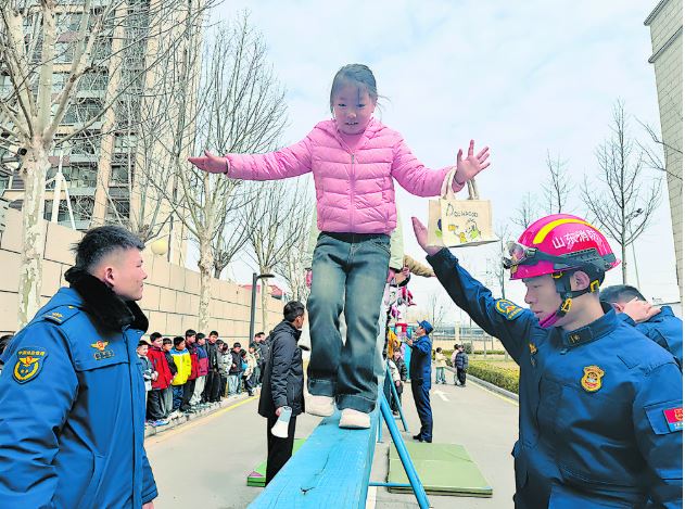 走进“火焰蓝” 致敬逆行者