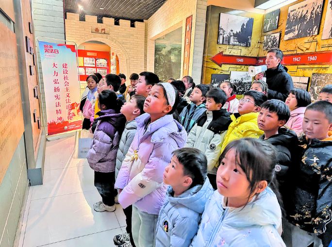 “红色研学”中重温历史