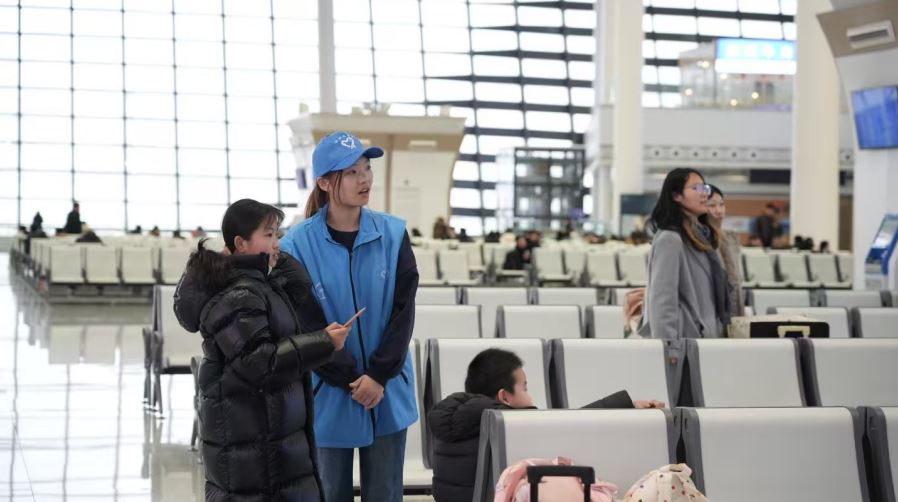 青春志愿服务温暖旅客归途
