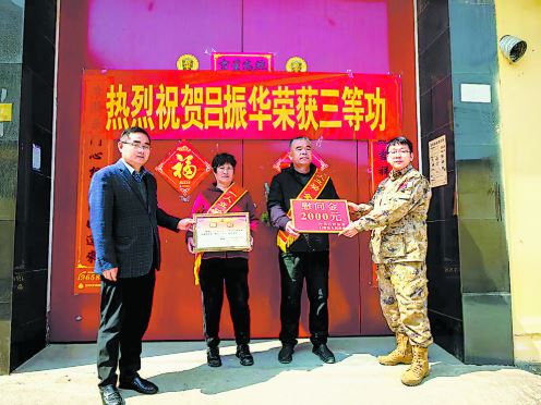 为荣立军功家庭送喜报