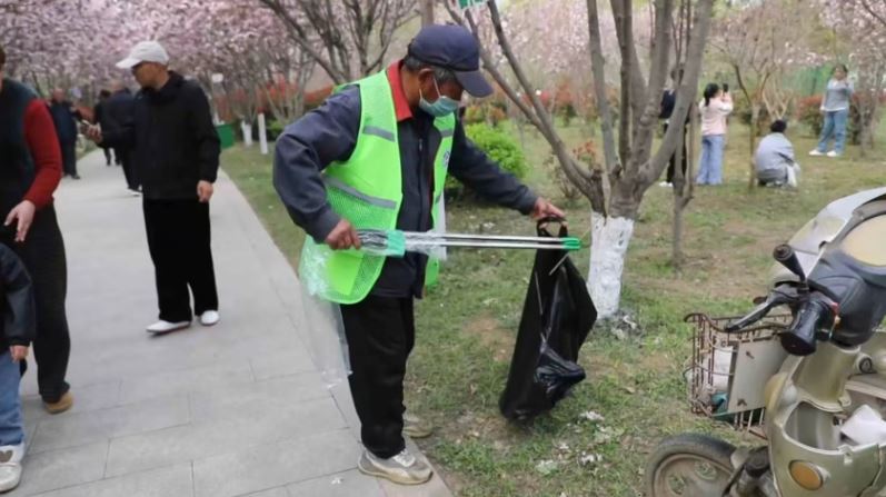 繁花迎客至 环卫护洁净