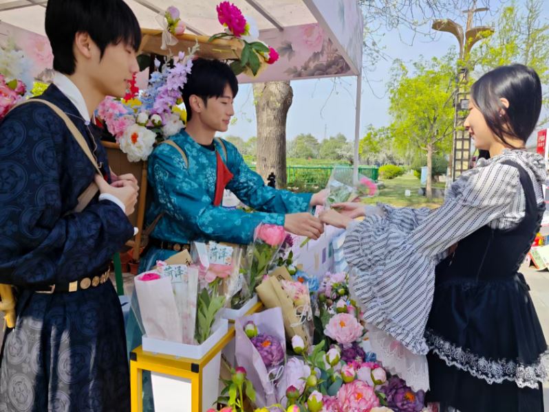 牡丹园来了“卖花郎”