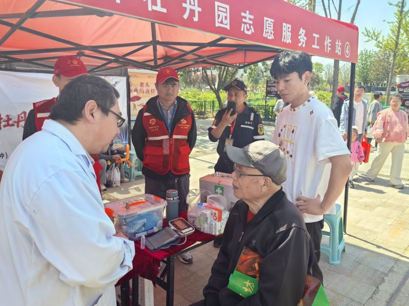 “志愿红”护航“赏花游”