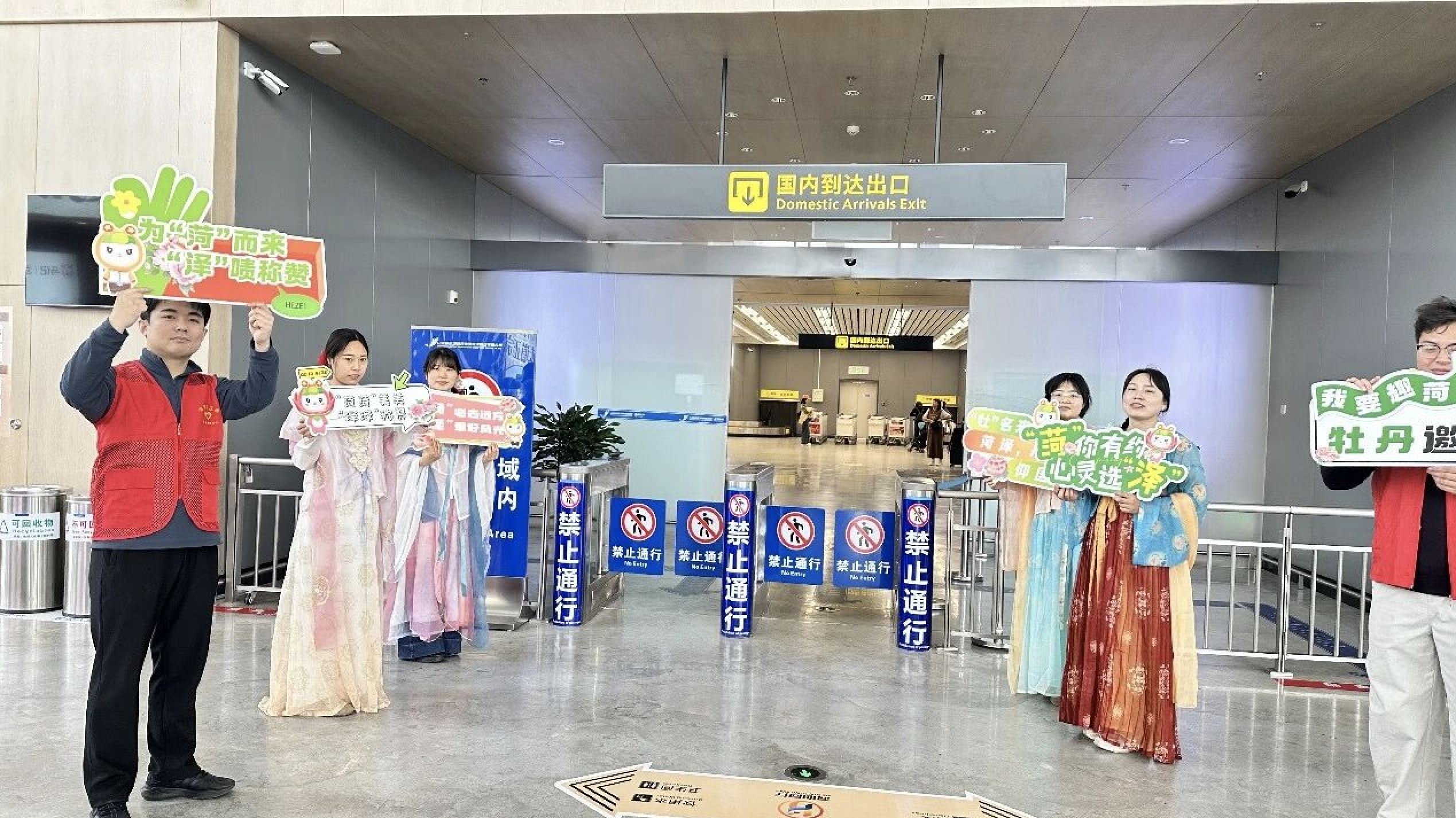 青春添彩牡丹节 志愿服务暖游客