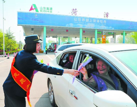 高速迎宾客 牡丹醉游人