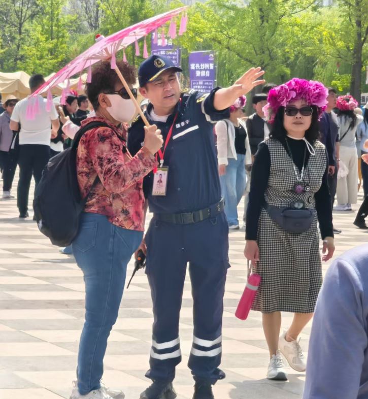 牡丹绽放处 志愿暖人心