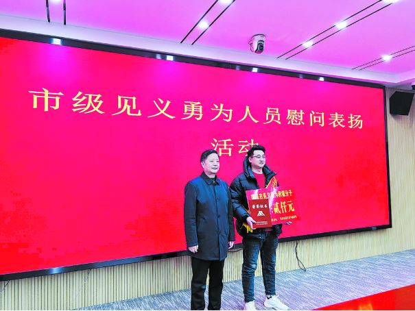 以平凡之躯 行英雄之举 菏泽体彩销售员王振勇救落水者