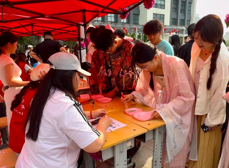 校园“游园会”解锁牡丹文化新玩法