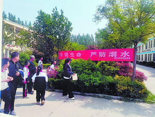 大手拉小手，共筑安全防线