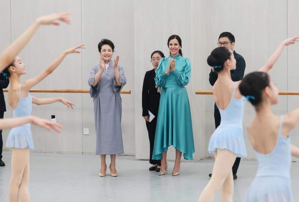 彭丽媛同塞尔维亚总统夫人塔玛拉参观北京舞蹈学院