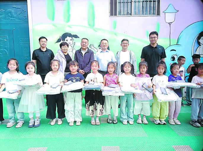 “六一”送关爱 菏力共治育幼童