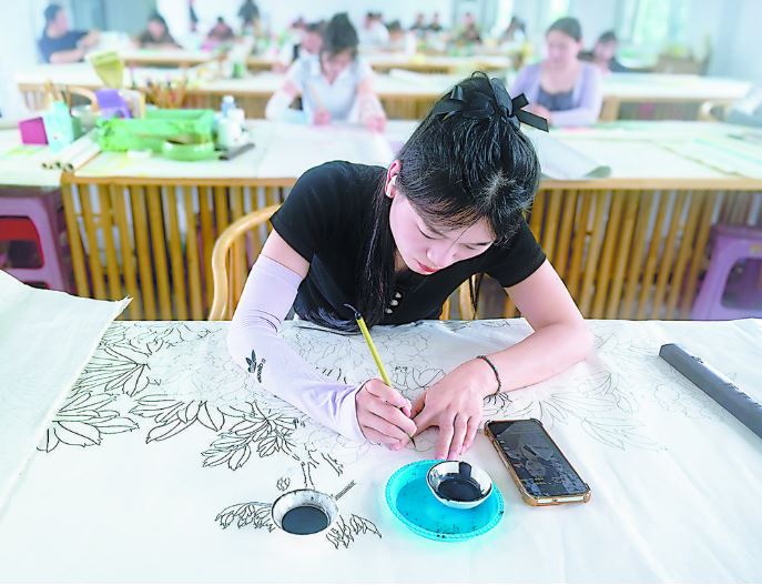 工笔绘牡丹 书画兴乡村