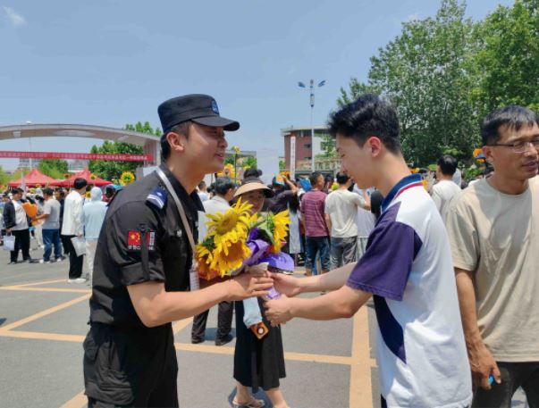 鲜花礼赠护考民警