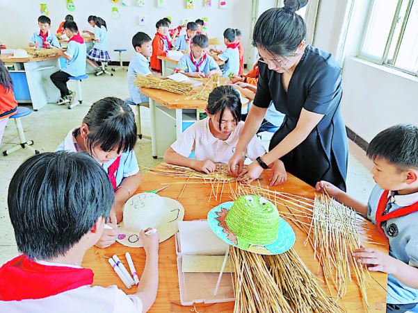 秸秆变宝  童心护田