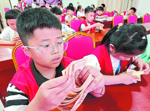 百名小记者学习金融知识