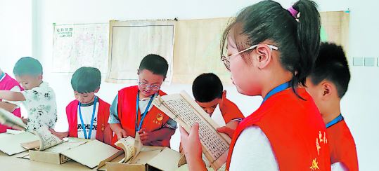学习档案知识 探寻红色历史